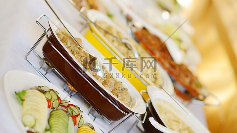 休闲食品代加工与自营的差异化分析